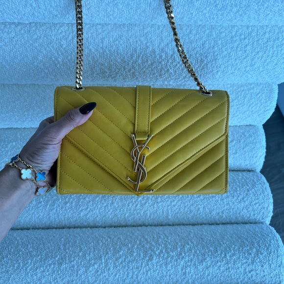 Saint Laurent Classic Monogram Satchel Matelasse Chevron
Leather Small yellow - Picture 2 of 7